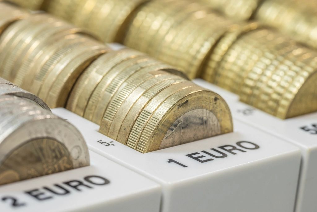 Des pièces en euros triées dans un bac, illustrant le budget d'une automatisation