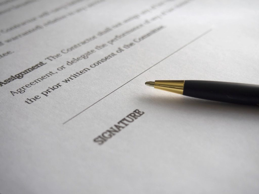 Un contrat imprimé avec un stylo posé près de la ligne de signature